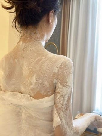 Full-body milk brightening — the shoulder from the side